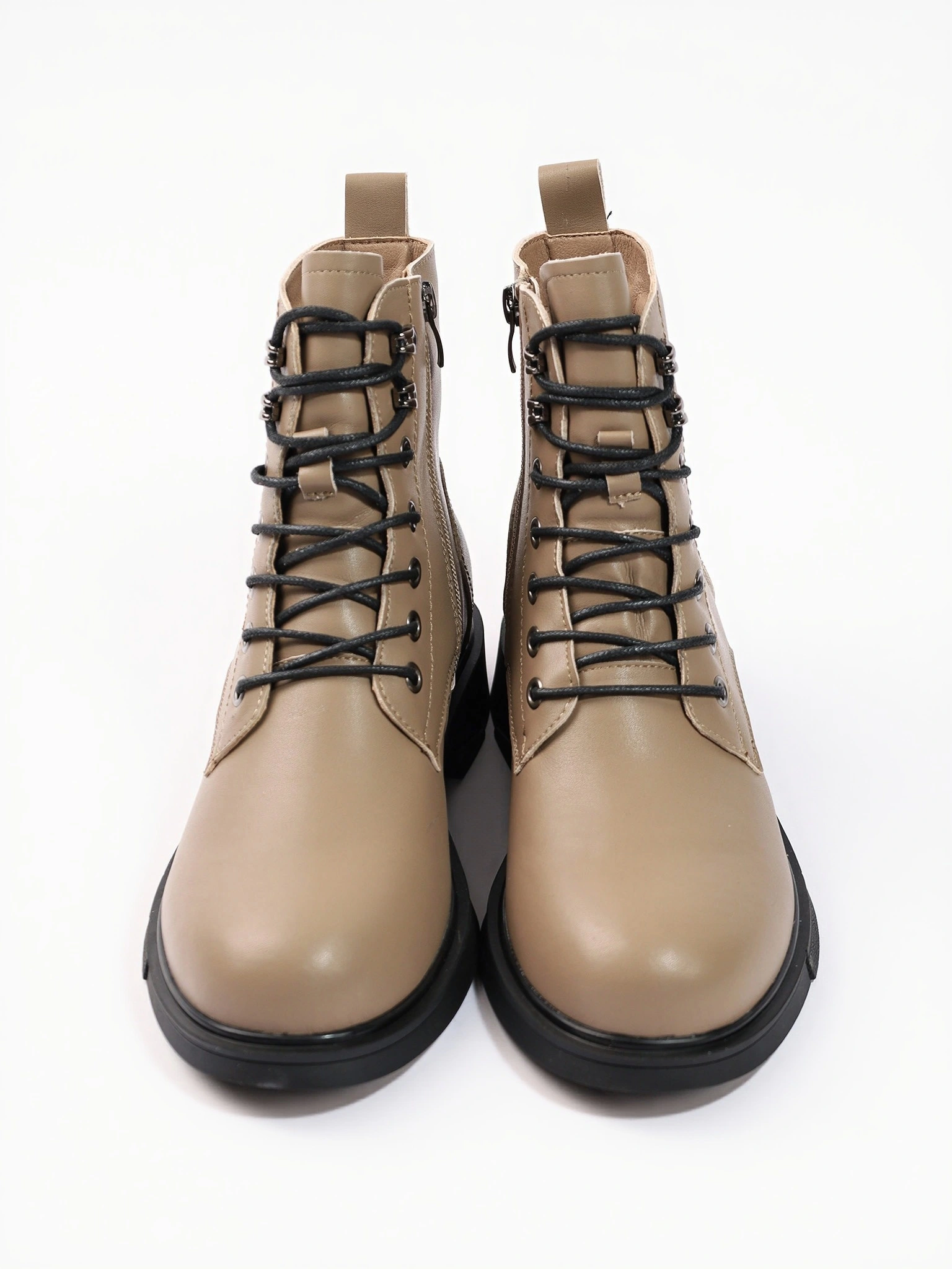 Ботинки-дерби бежевого цвета из натуральной кожи